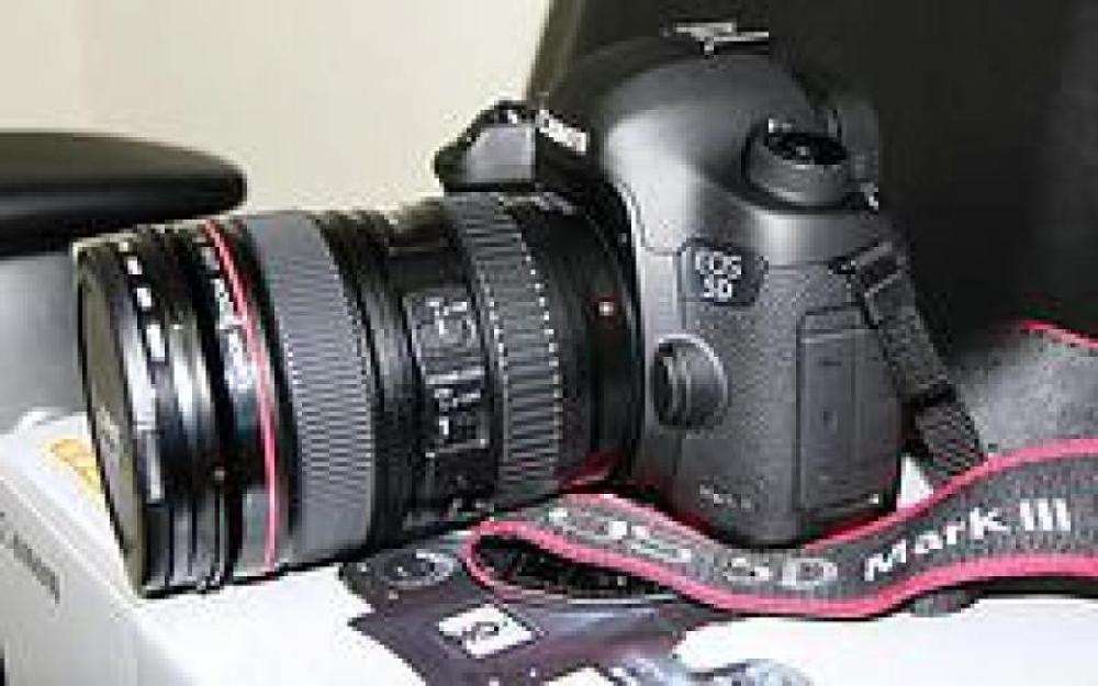 Canon EOS 5D Mark III 22.3MP Digital SLR Camera with lens 24-105mm